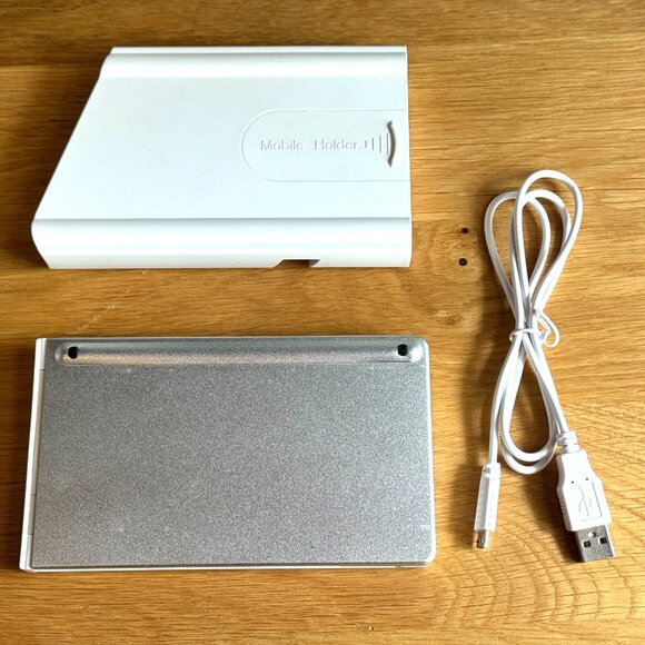 iWerkz Universal Folding Bluetooth Keyboard, White (44652WH) - Picture 6 of 15